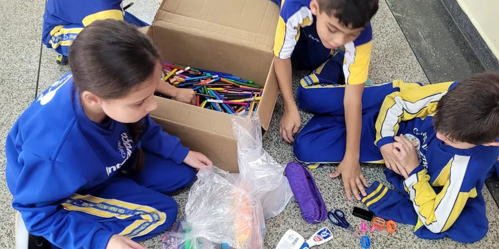 Os alunos também participaram do processo de separação e embalagem dos produtos arrecadados