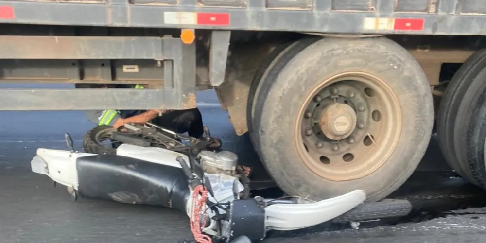 A carreta passou por cima da motocicleta