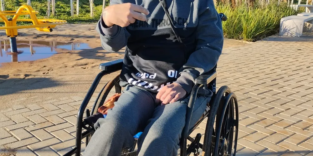 Eduardo tem 18 anos e está dependendo de uma cadeira de rodas