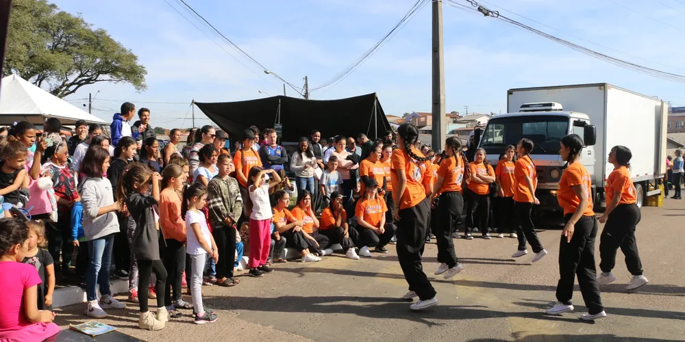 A Prefeitura de Castro promoveu uma série de atividades no bairro