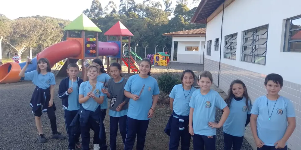 Uma das atividades realizadas pela turma envolveu uma caça a elementos presentes na natureza, como folhas e flores.