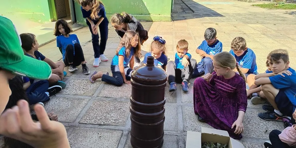 Uma das atividades desenvolvidas pela turma foi a confecção de uma composteira