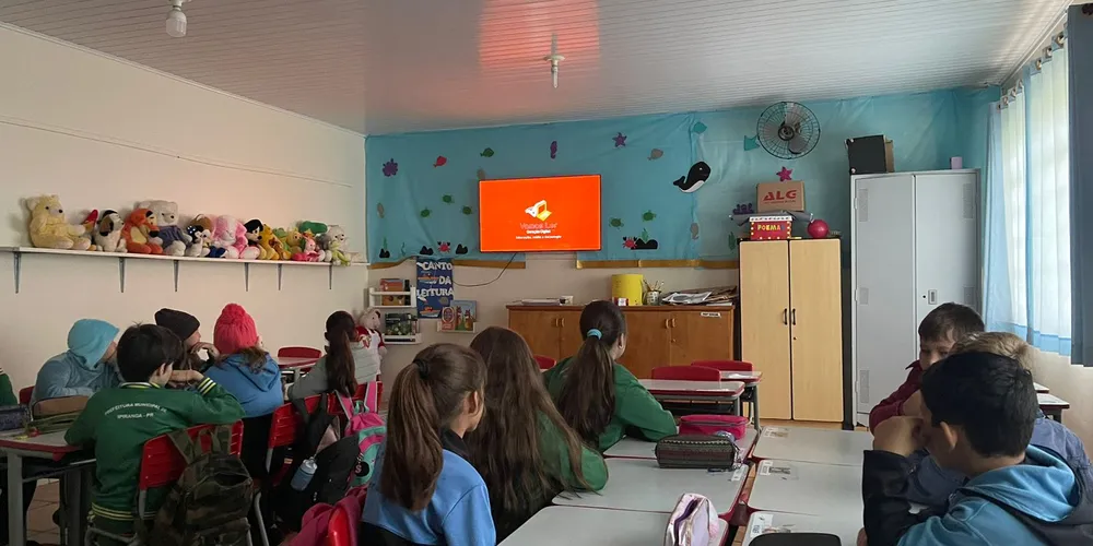 Para iniciar as atividades, a turma assistiu a videoaula do Vamos Ler sobre o tema