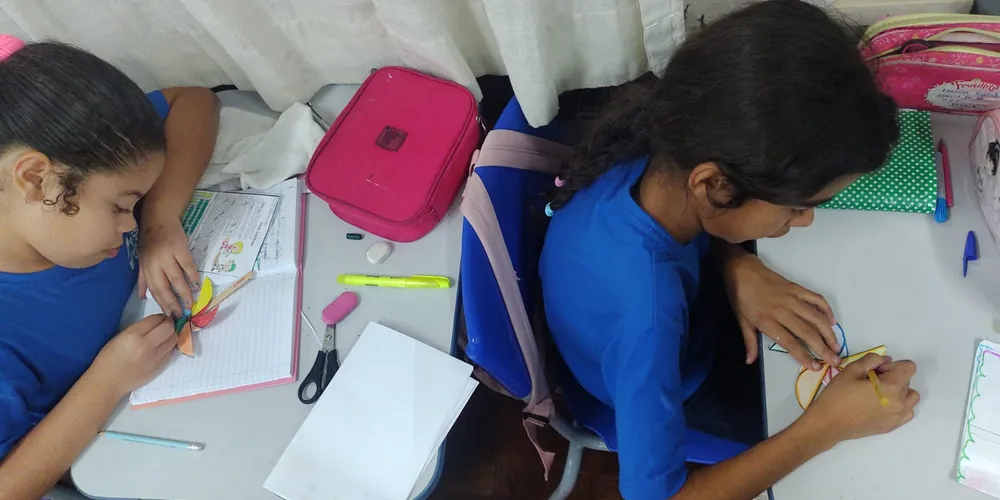 Uma das principais atividades foi a confecção de cataventos pelos alunos