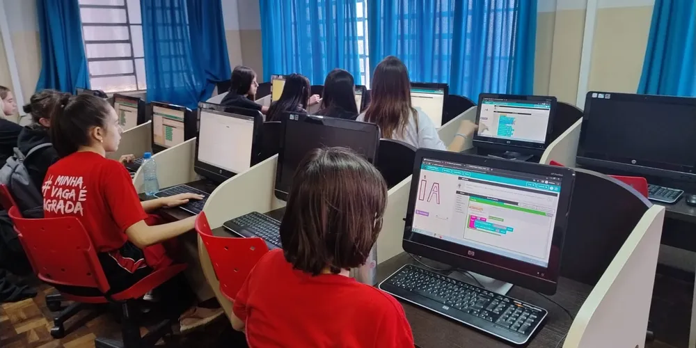 Através das atividades, os alunos seguem trabalhando suas noções de programação