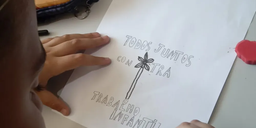 Parte das atividades realizadas pela turma envolveu a confecção de panfletos e cartazes de conscientização