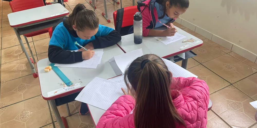 Uma das tarefas dos alunos foi desenvolver situações problema com a operação matemática destinada ao grupo