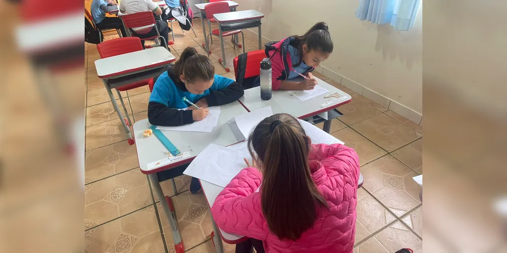 Uma das tarefas dos alunos foi desenvolver situações problema com a operação matemática destinada ao grupo