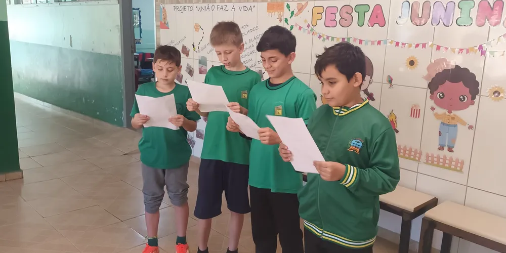 Como fechamento da proposta de estudo, a turma realizou uma apresentação para a escola sobre a temática.