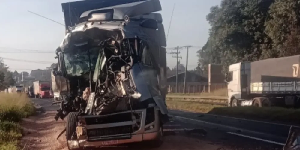 Grande parte da cabine do caminhão foi danificada pela batida
