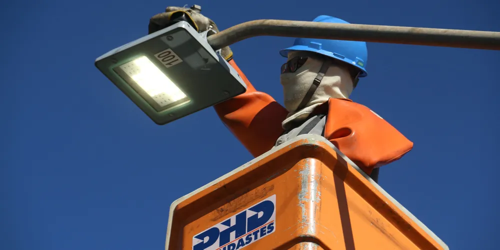 As equipes responsáveis pelas trocas das lâmpadas iniciaram os trabalhos nas ruas Fagundes Varela e Afonso Celso