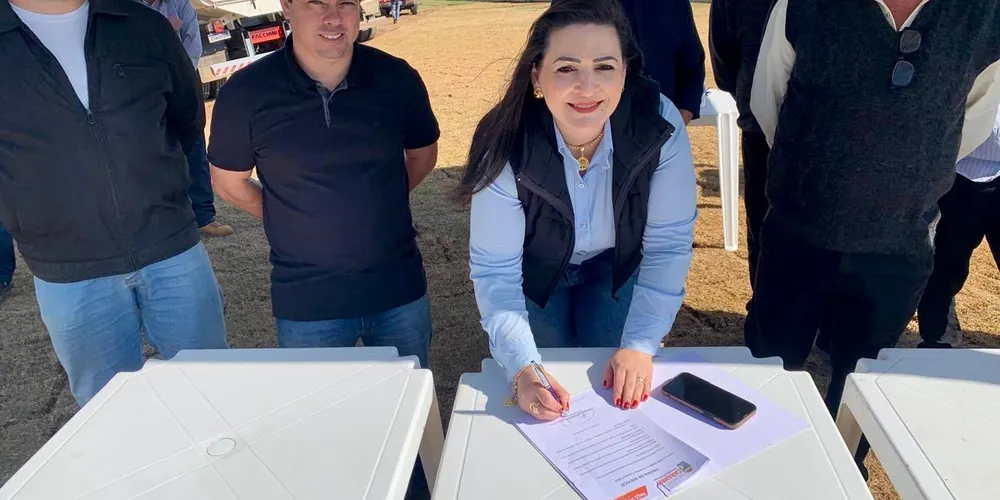 Prefeita de Carambeí realizou a assinatura da ordem de serviço na manhã desta sexta-feira (21)