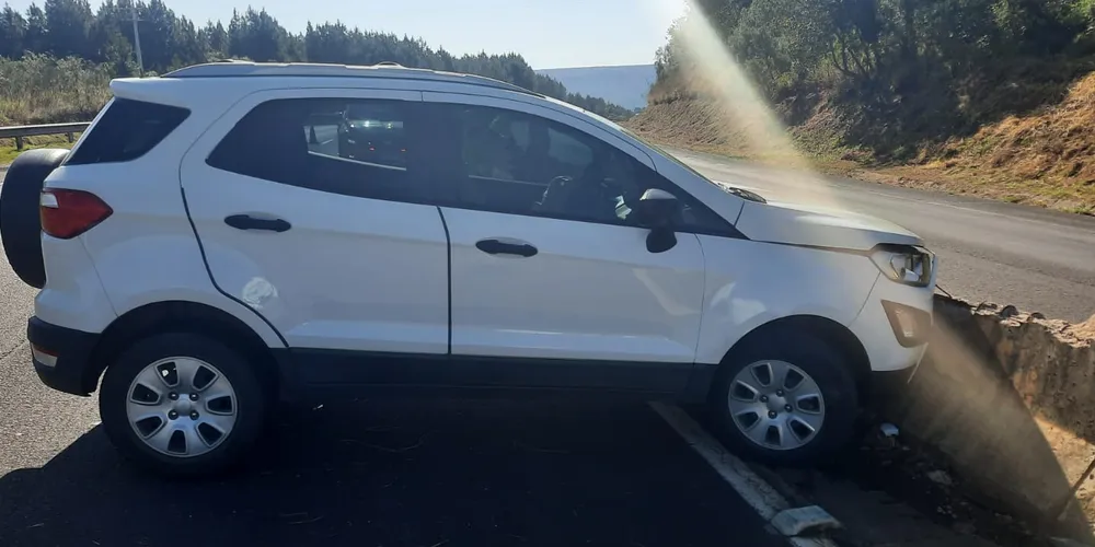 O carro de modelo EcoSport, placas de Arapoti, se deslocava sentido Jaguariaíva a Piraí do Sul.