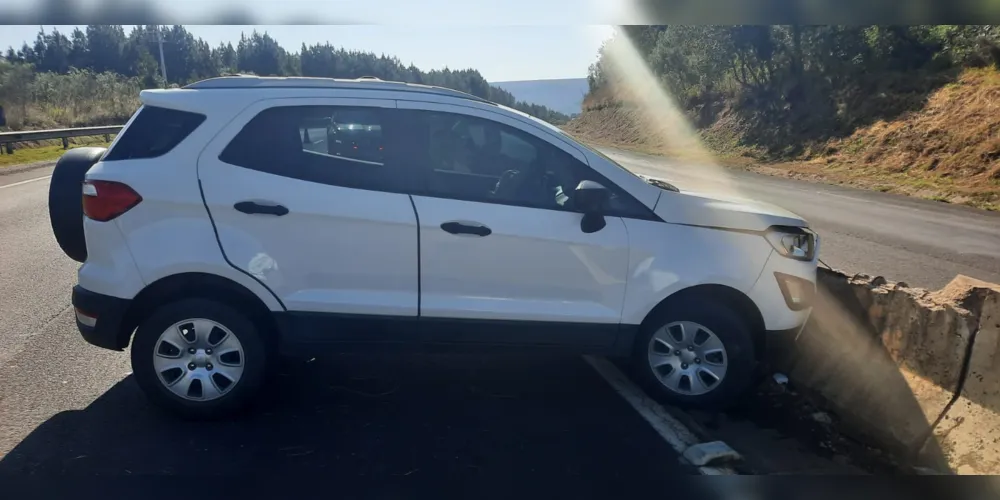 O carro de modelo EcoSport, placas de Arapoti, se deslocava sentido Jaguariaíva a Piraí do Sul.