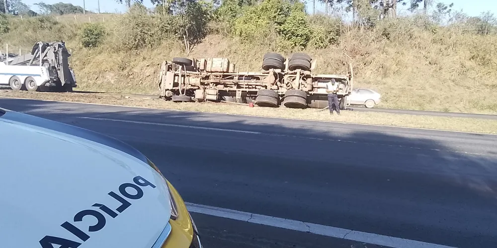 O caminhão com placas de Castro, estava trafegando sentido Piraí do Sul a Castro, quando tombou.