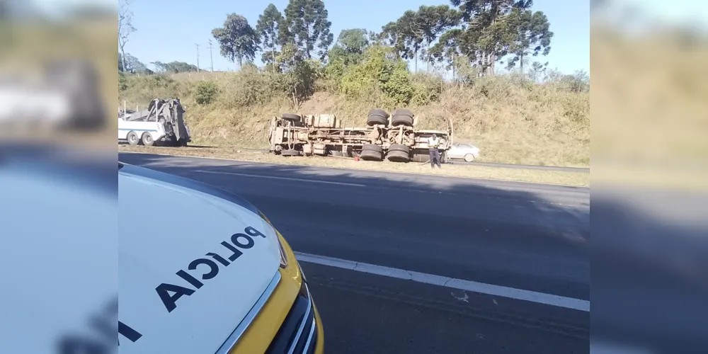 O caminhão com placas de Castro, estava trafegando sentido Piraí do Sul a Castro, quando tombou.