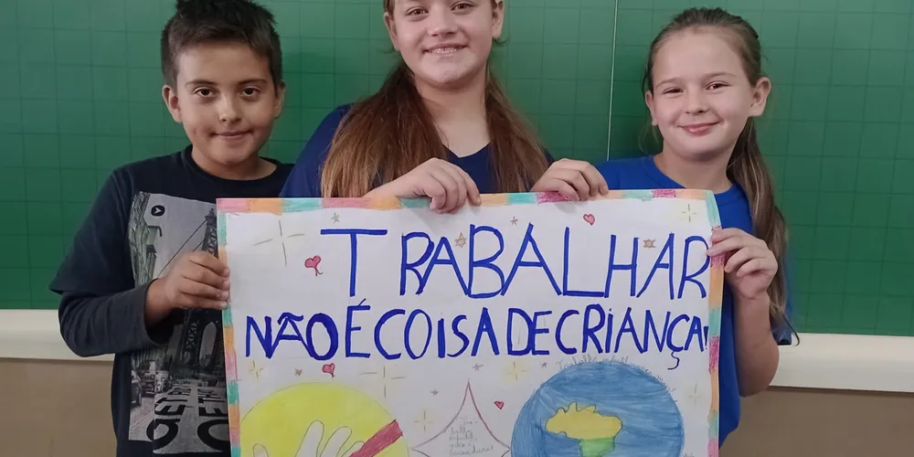 Uma das atividades realizadas pela turma consistiu na elaboração de cartazes de conscientização sobre o tema