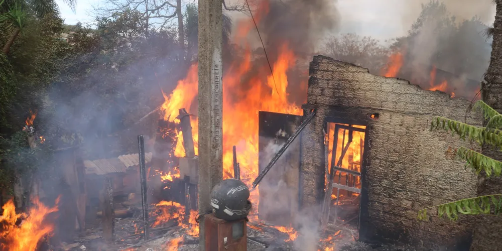 Chamas se alastraram rapidamente pelo imóvel