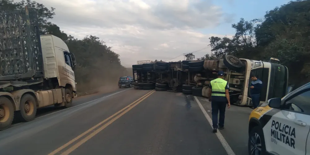 A PRE permaneceu no local auxiliando a sinalização e controlando o tráfego até a remoção dos veículos e da carga espalhada na pista