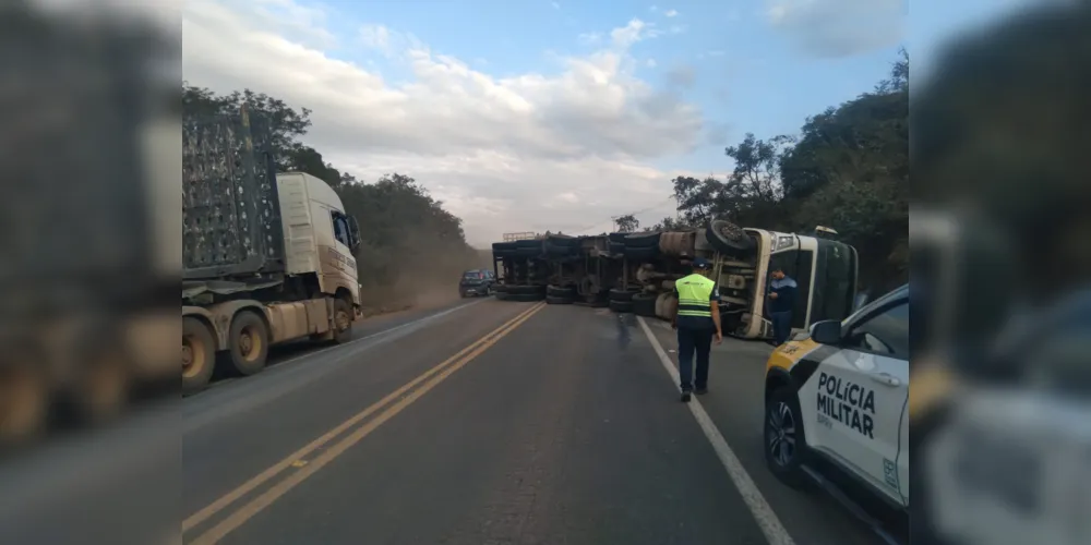 A PRE permaneceu no local auxiliando a sinalização e controlando o tráfego até a remoção dos veículos e da carga espalhada na pista