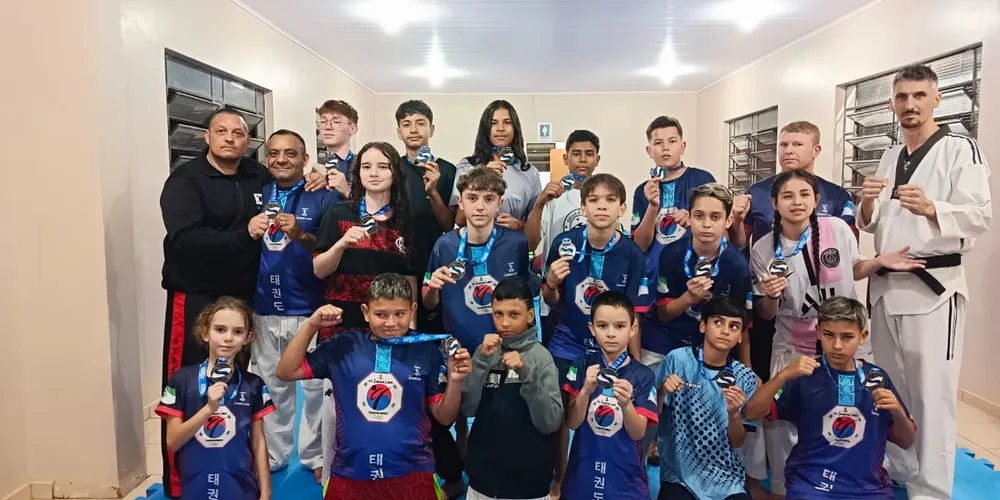 A escola de Taekwondo participou da competição com uma equipe de 32 alunos