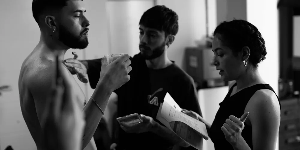 O cantor e compositor paranaense, RIQ, está prestes a lançar seu primeiro trabalho.