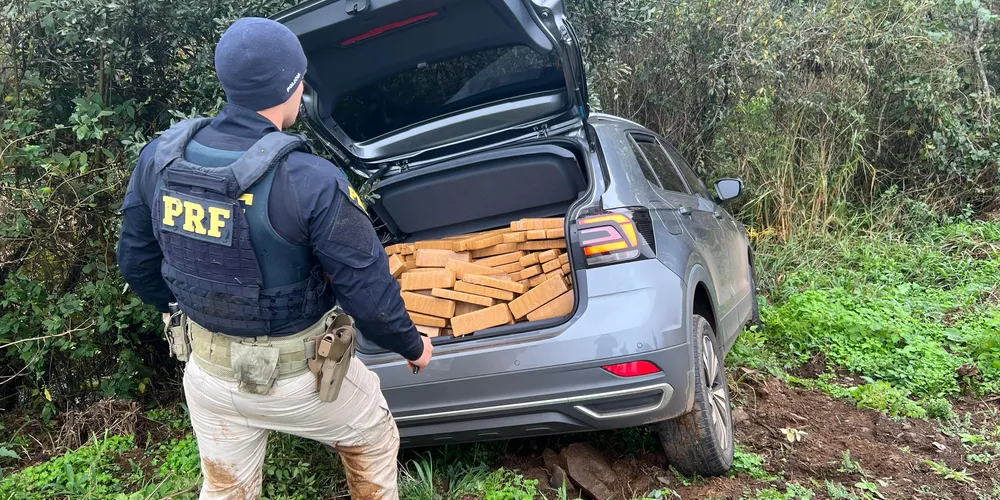 Após checagem no veículo, foi encontrada maconha em formato de tabletes no porta-malas