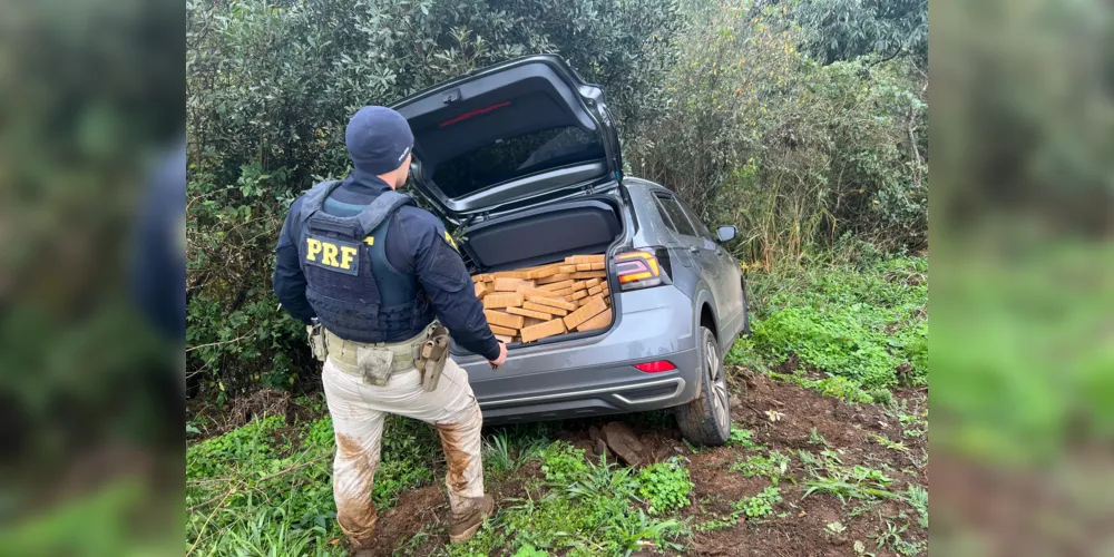 Após checagem no veículo, foi encontrada maconha em formato de tabletes no porta-malas