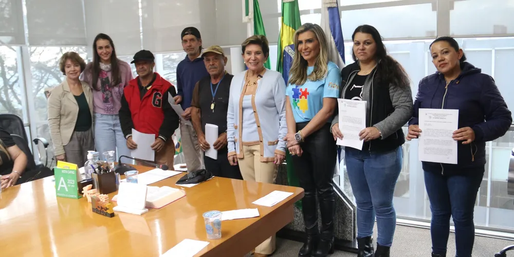 Moradores das vilas Ouro Verde e San Marino compareceram para assinatura do contrato