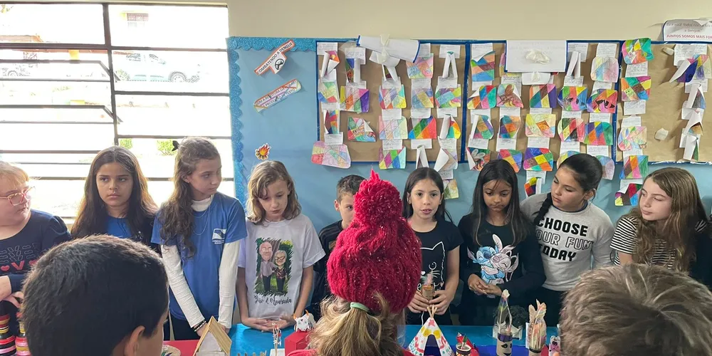 Como resultado dos estudos e atividades práticas, as turmas realizaram apresentações sobre a cultura do Festival de Parintins