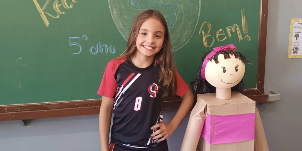 Uma das atividades realizadas pelos alunos consistiu na confecção de objetos com materiais recicláveis