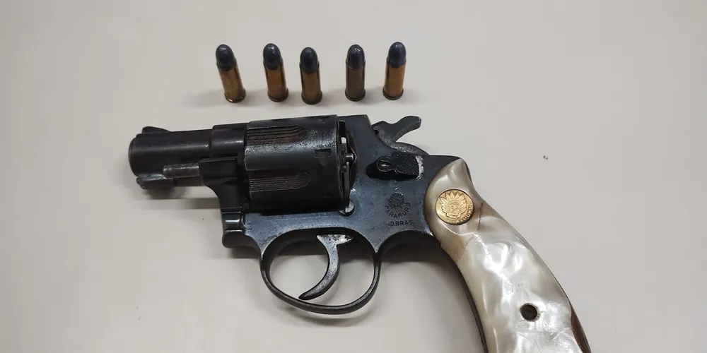 O autor foi conduzido ao plantão da 4ª Central Regional de Flagrantes, em Ponta Grossa, e apresentado à Autoridade Policial.