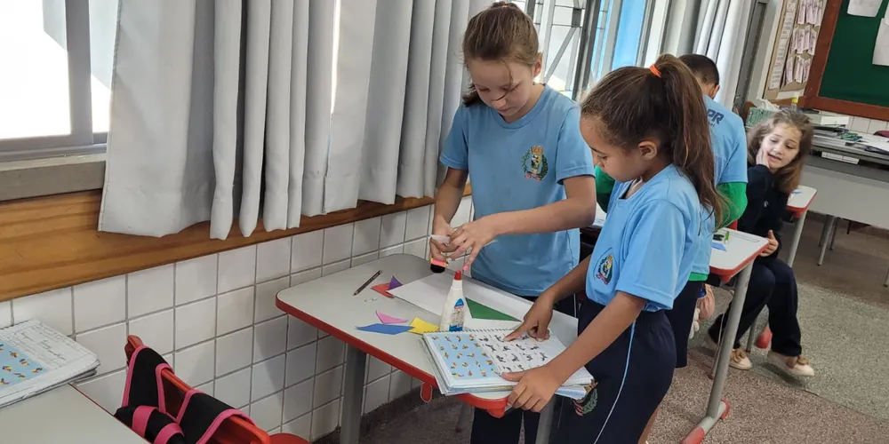 Uma das atividades realizadas tinha como objetivo que os alnos formassem figuras a partir das peças do jogo trabalhado