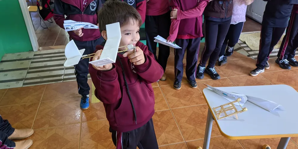 Como atividade prática, a turma confeccionou aviões de papel e competiu entre si para ver qual deles atingia a maior distância