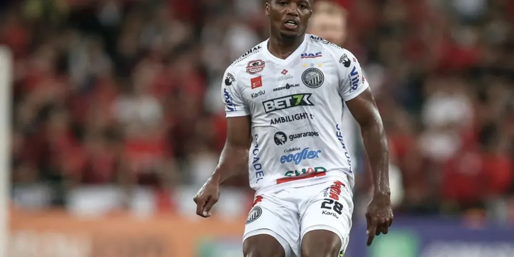 Em sua passagem, o lateral deu uma assistência e não marcou nenhum gol