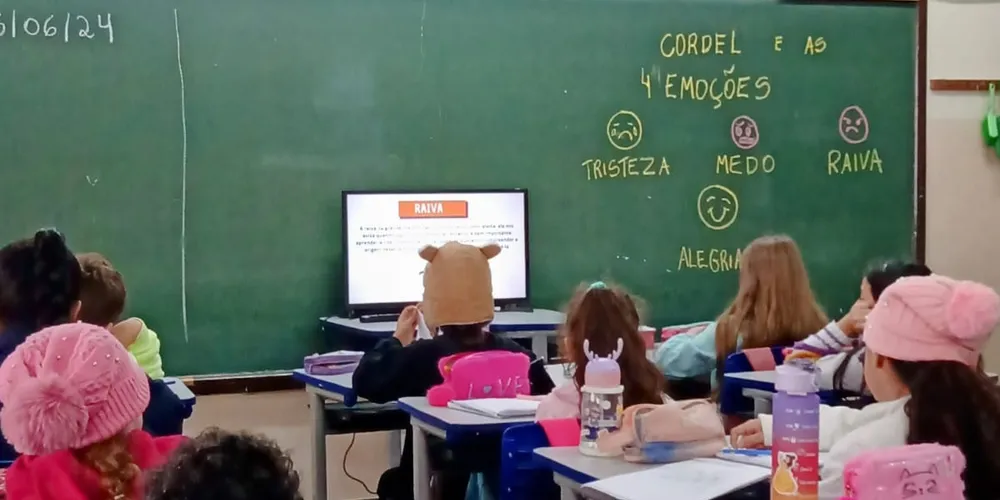 Como complemento aos estudos, a turma assistiu a uma videoaula do Vamos Ler