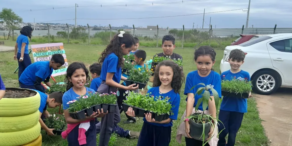 Como uma das principais atividades da proposta, a turma participou da revitalização do jardim da escola