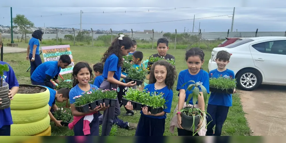 Como uma das principais atividades da proposta, a turma participou da revitalização do jardim da escola