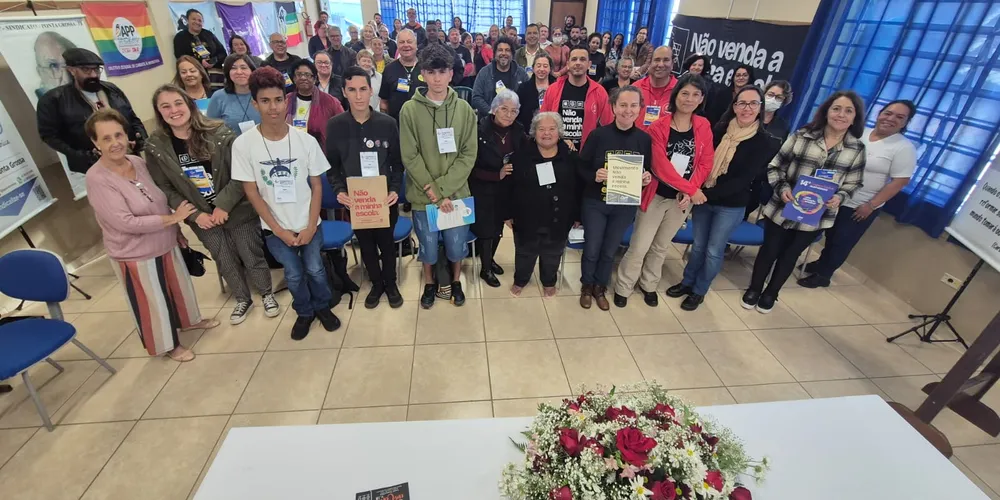 O evento também consolidou a formação do movimento “Não Venda Minha Escola”, que contou com a participação de representantes das escolas da região dos Campos Gerais que estão na lista da privatização.