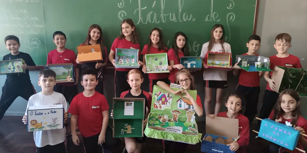 Como atividade prática, os alunos escolheram uma fábula e, em uma caixa de sapato, criaram o cenário e os personagens e apresentaram para o restante da turma