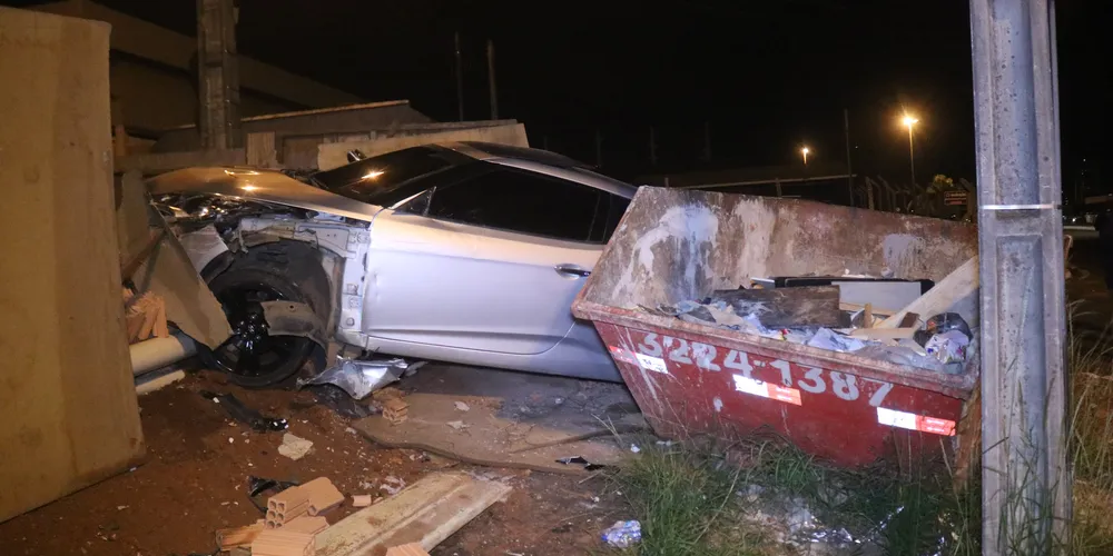 Colisão aconteceu no bairro de Uvaranas, na noite desta quarta-feira