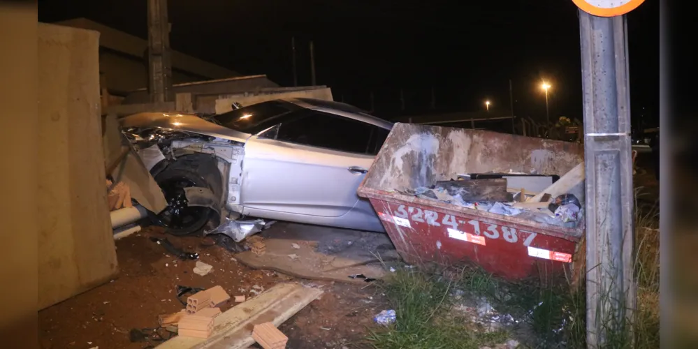 Colisão aconteceu no bairro de Uvaranas, na noite desta quarta-feira