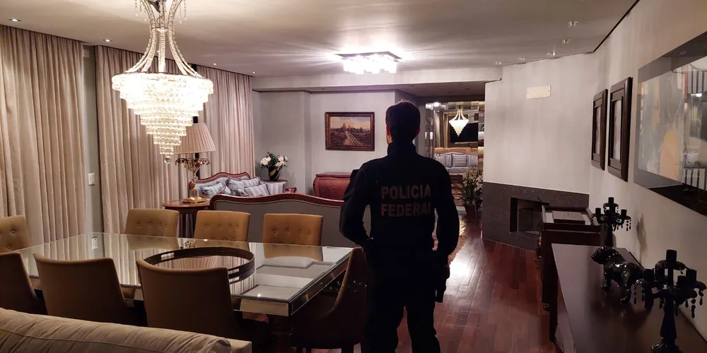 Cerca de 15 policiais federais cumpriram três mandados de busca e apreensão