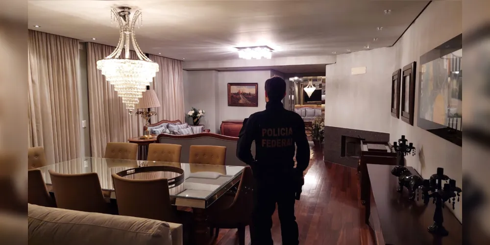 Cerca de 15 policiais federais cumpriram três mandados de busca e apreensão