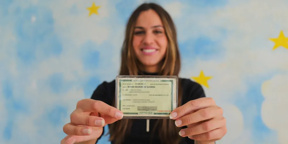 Raíssa Negroni é uma mulher trans residente em Irati, professora, artista e mãe