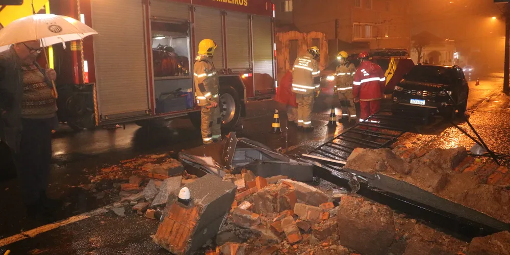 Local teve que ser isolado devido ao risco de novo desabamento