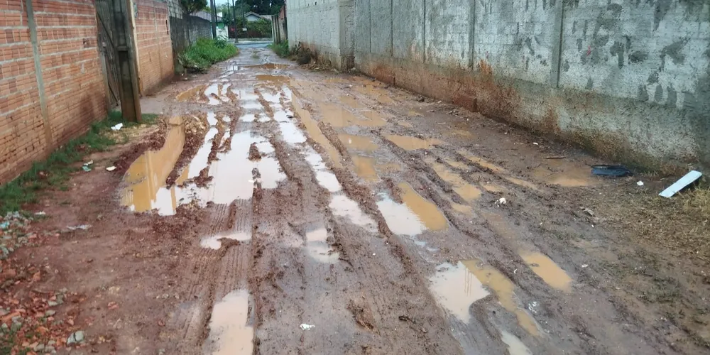 Segundo a moradora, em dias chuvosos, a rua sem asfalto fica intransitável por conta da lama