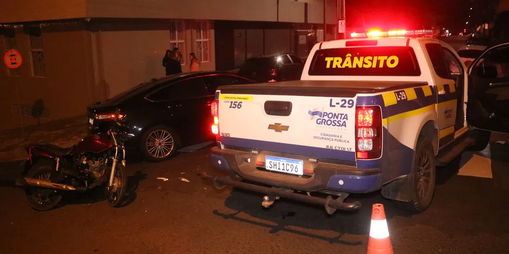 Acidente aconteceu na noite desta quinta-feira, no Centro da cidade