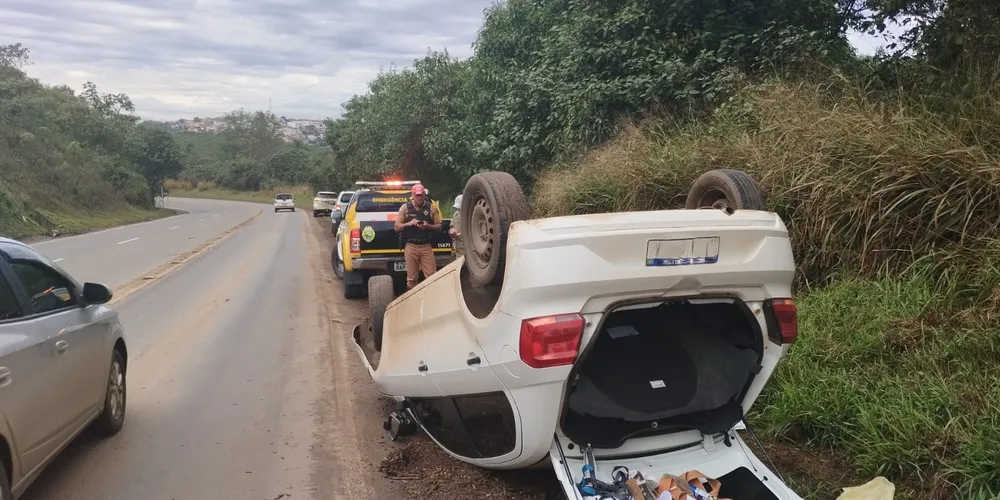 Acidente aconteceu no KM 210 da rodovia PR-160; condutora, de 29 anos, foi socorrida com ferimentos moderados