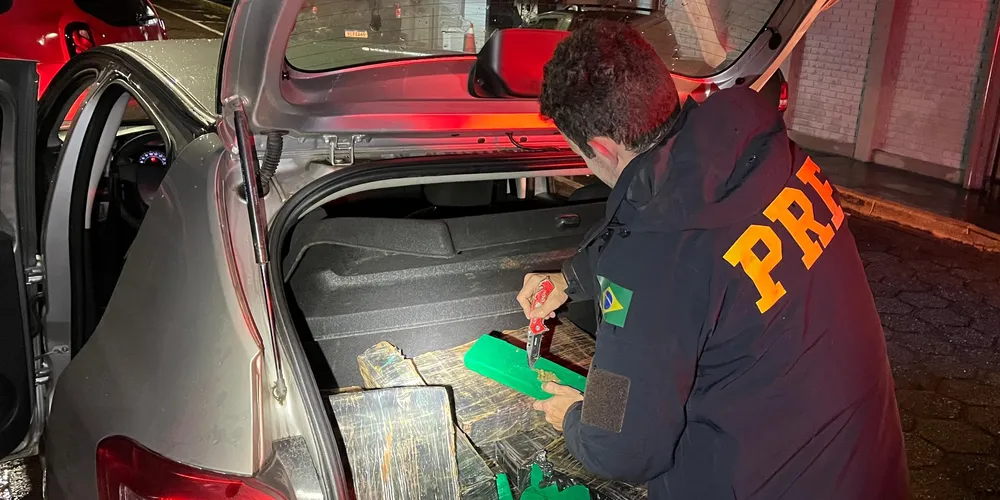 O condutor, o veículo e a droga apreendida foram encaminhados à Polícia Civil